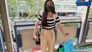 คลิปหลุด น้องหวาน ยืนรอเธอบนbts ก็กำลังคิดเรื่องsexคลิปเด็ดต้องดูไปส่งที่ดอนเมืองสุดท้ายโดนจับเย็ดกลับห้อง tuktukpatrol