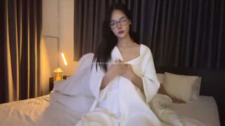 คลิปหลุด mwchu สาวแว่นสุดสวย แว่นมานี่มาโดนผัวจับแหกขาเอานิ้วจับติ้วหีรัวๆแบบไม่ยั้งแล้วจับดูดปากไปด้วย